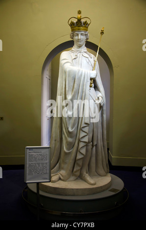 Statue von König George III in Register House am östlichen Ende der Princes Street, Edinburgh, Schottland. Stockfoto