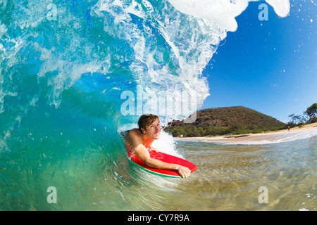 Boogie Boarder Surfen erstaunlich Blue Ocean Wave Stockfoto