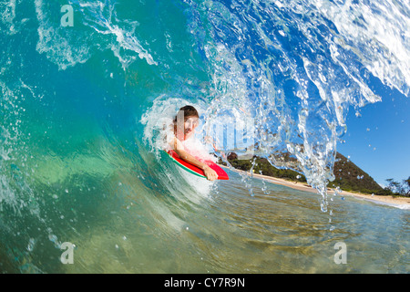 Boogie Boarder Surfen erstaunlich Blue Ocean Wave Stockfoto
