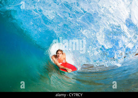 Boogie Boarder Surfen erstaunlich Blue Ocean Wave Stockfoto