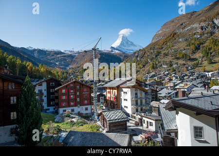 Stadt von Zermatt im Herbst mit Matterhorn im Hintergrund Stockfoto