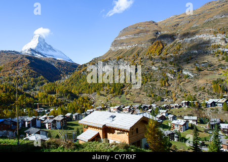 Stadt von Zermatt im Herbst mit Matterhorn im Hintergrund Stockfoto