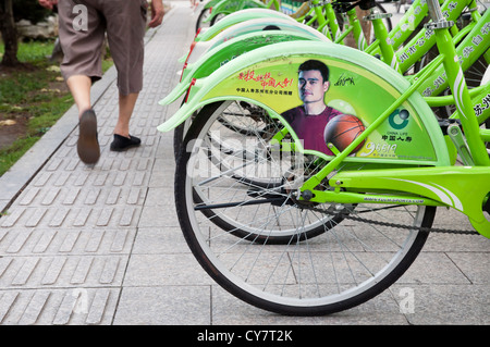 Chinesischen Basketballstar Yao Ming in eine Werbekampagne für die Krankenversicherung auf öffentlichen Fahrräder in Suzhou, China Stockfoto