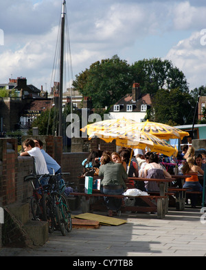 Am Flussufer an der Rutland und Blue Anchor Pub Hammersmith Stockfoto