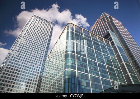 Blickte zu dir Türme in Londons Canary Wharf Entwicklung einschließlich Nummer One Canada Square es das höchste Gebäude. Stockfoto
