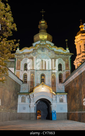 Dreifaltigkeitskirche Tor im Kiewer Höhlenkloster (XII, XVIII Jahrhundert) Stockfoto