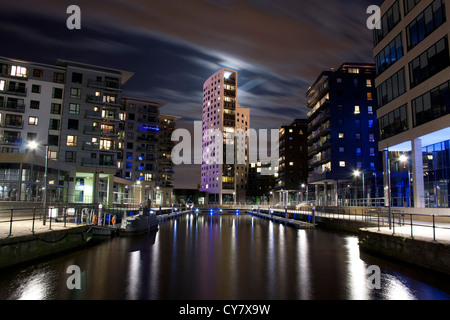 Clarence Dock in Leeds, West Yorkshire in der Nacht. Mit der Mond scheint durch einen Turm. Stockfoto