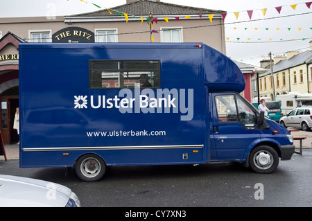 Ulster Bank mobile banking Servicewagen in Lisdoonvarna, County Clare, Irland. Stockfoto