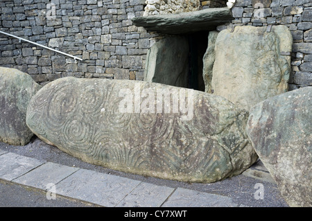 Eingang-Stein mit Steinzeit Spirale Markierungen an Newgrange neolithischen Durchgang Grab in Bru Na Boinne im Boyne Valley, Grafschaft M Stockfoto