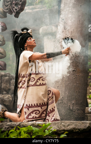 Maya Frau durchführen in der Maya-Kultur zeigen "Los Rostros de Ek Chuah" im Xcaret Park, Riviera Maya, Mexiko. Stockfoto