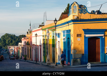 Bunte Häuser säumen Garcia Vigil-Straße in der Innenstadt von Oaxaca, Mexiko. Stockfoto