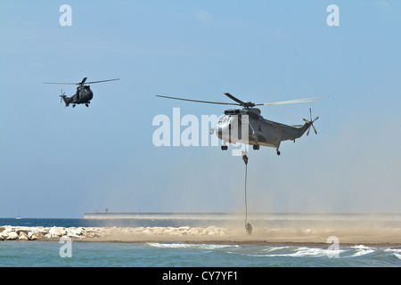 Soldaten, absteigend von einem Sea King Hubschrauber der spanischen Marine am Strand Malagueta während der Tag der spanischen Streitkräfte Stockfoto