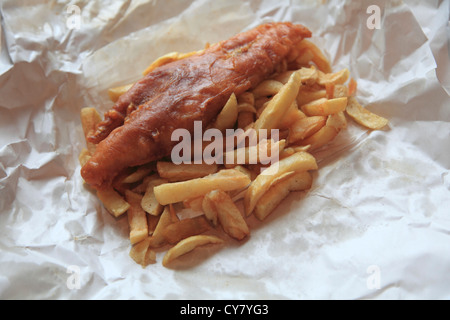 Fish And Chips noch in Papier sind sie in gewickelt, wenn als Take-away, Great Britain, Großbritannien bestellt. Stockfoto