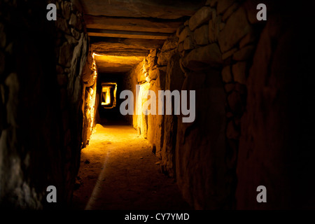 Neolithische Durchgang Gräber in Knowth, Bru Na Boinne im Boyne Valley, County Meath, Irland Stockfoto