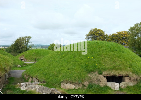 Neolithische Durchgang Gräber in Knowth, Bru Na Boinne im Boyne Valley, County Meath, Irland Stockfoto