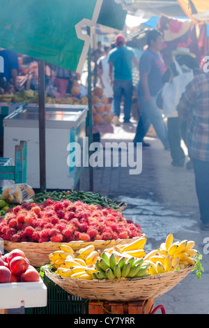 Obststand mit Stäbchen in die Tlacolula, Oaxaca-Markt in Mexiko. Stockfoto