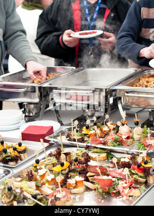 Menschen die Wahl Essen vom buffet Stockfoto