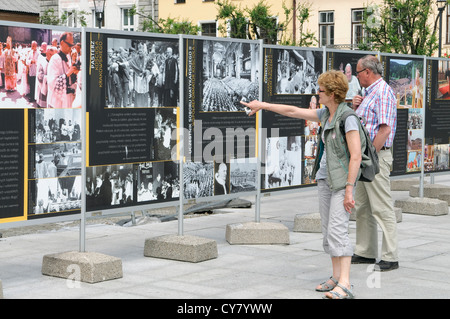 Besucher dieser Seite Fotoausstellung Aufnahme Leben von Papst Johannes Paul II in Town Square, Wadowice, Polen. Stockfoto