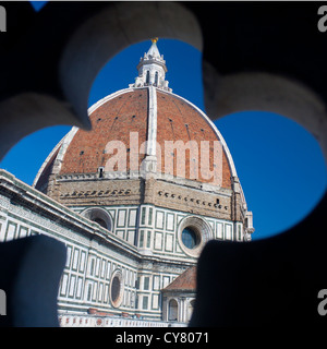 Brunelleschis Kuppel durch Mauerwerk in Giottos Campanile Santa Maria del Fiore Dom Dom Florenz Florenz Toskana Italien Stockfoto