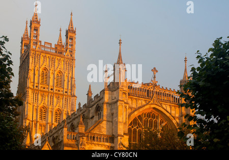 Gloucester Kathedrale Turm und West Hauptfront bei Sonnenuntergang Gloucester Gloucestershire South West England UK Stockfoto