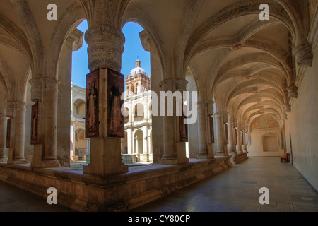 Gewölbte Stege des Ex-Klosters von Santo Domingo (heute ein kulturelles Zentrum) in Oaxaca, Mexiko. Stockfoto