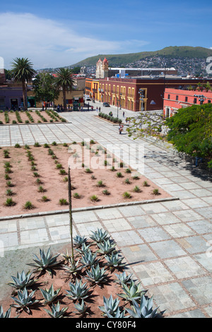 Blick auf die Plaza de Santo Domingo-Kirche mit Blick auf die Altstadt von Oaxaca, Mexiko. Stockfoto