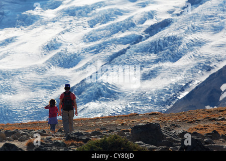 Mutter und Tochter Wandern auf erste Burroughs Mountain, Emmon Gletscher im Hintergrund, Mount-Rainier-Nationalpark, Washington Stockfoto