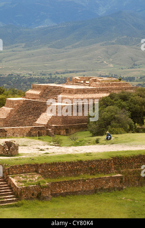 Hispanic Mann sitzt in der Nähe von Pyramide von Monte Alban archäologische Stätte, Oaxaca, Mexiko Stockfoto