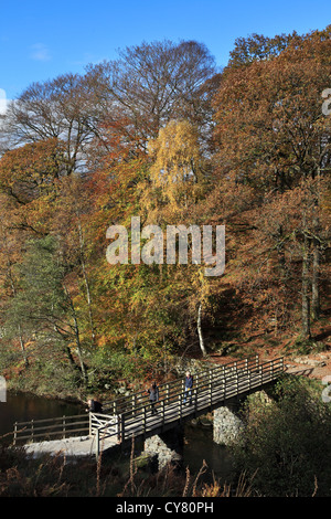 Wanderer über hölzerne Brücke Grasmere, englischen Lake District, UK Stockfoto