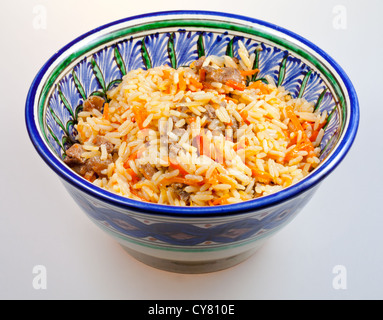 traditionelle asiatische Pilaw in Keramikschale Stockfoto