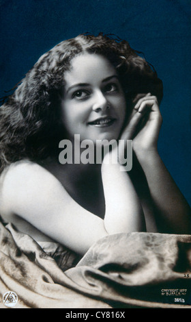 Lächelnde Frau mit Händen an ihre Wange, Portrait, ca. 1897 Stockfoto