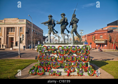 Kriegerdenkmal, errichtet in Charlottetown, Prince Edward Island, Kanada nach einem Gottesdienst Volkstrauertag abgebildet. Stockfoto