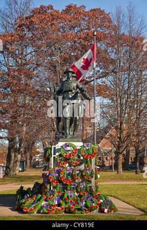 Kriegerdenkmal, errichtet in Charlottetown, Prince Edward Island, Kanada nach einem Gottesdienst Volkstrauertag abgebildet. Stockfoto