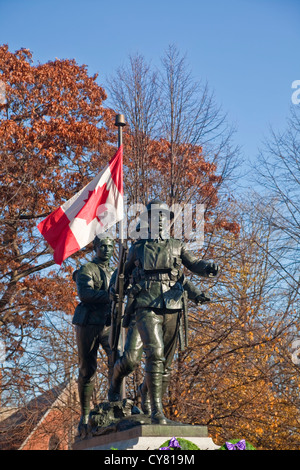 Kriegerdenkmal, errichtet in Charlottetown, Prince Edward Island, Kanada nach einem Gottesdienst Volkstrauertag abgebildet. Stockfoto