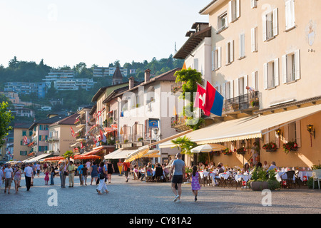 MENSCHEN AN DER UFERPROMENADE IN ASCONA, LAGO MAGGIORE, LAGO MAGGIORE, TESSIN, SCHWEIZ Stockfoto