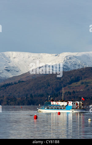 Lake Windermere im kalten Winter mit Schnee auf den Fjälls-Hügel - Nationalpark Lake District Stockfoto