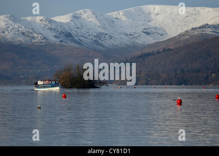 Lake Windermere im kalten Winter mit Schnee auf den Fjälls-Hügel - Nationalpark Lake District Stockfoto