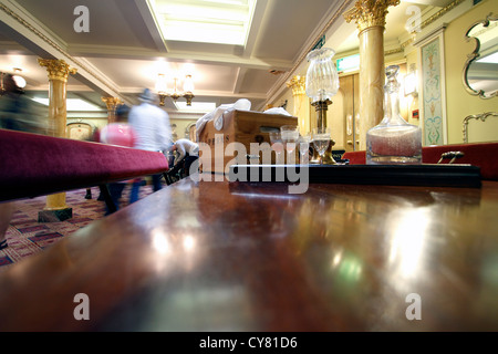 Grand Dining Room - Servietten startete im Jahre 1843 die SS Great Britain, entworfen von ich K Brunel war der erste Trans-Atlantic-Passagier Stockfoto