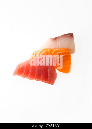 Drei Scheiben rohen Thunfisch, Lachs und Yellowtail für Sashimi Stockfoto