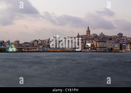 Galata-Turm und Brücke im Stadtteil Beyoglu, Istanbul, Türkei Stockfoto