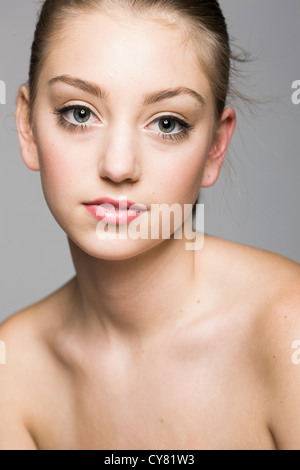 Teenager-Mädchen mit blonden Haaren zog sich zurück, Porträt, Stockfoto