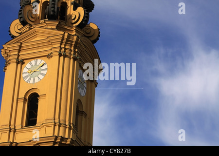 Flugzeug überquert den Himmel hinter einem der Theatinerkiche Türme in München Stockfoto