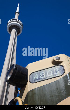 CN Tower mit Vintage kanadischen Diesellok auf dem Display in Toronto, Kanada Stockfoto