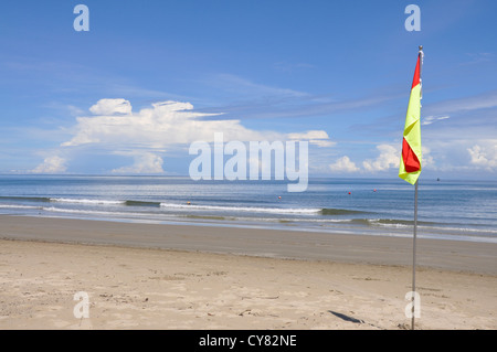 Rote und gelbe Flagge am Strand in Sabah, Borneo, Malaysia Stockfoto