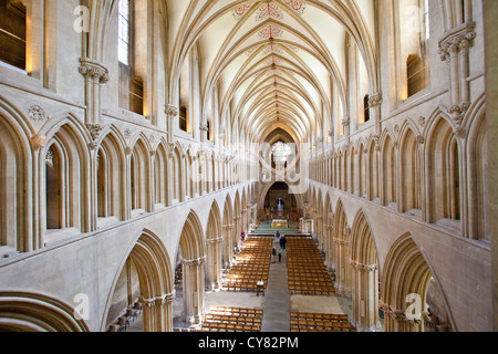 Suche entlang dem Hauptschiff der Wells Cathedral in Richtung der berühmten Schere Bögen, Somerset, England, UK Stockfoto