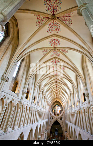 Suche entlang dem Hauptschiff der Wells Cathedral in Richtung der berühmten Schere Bögen, Somerset, England, UK Stockfoto