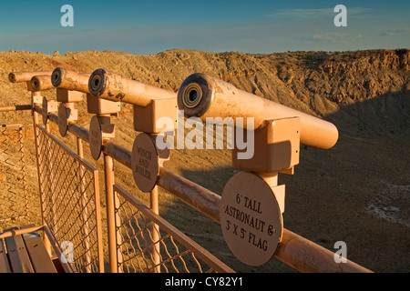 Observation Deck Teleskope am Meteor-Krater, auch bekannt als Barrenger Crater, in der Nähe von Winslow, Arizona Stockfoto