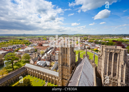 Blick von der Spitze des Turm der Kathedrale von Wells quer durch die Stadt der Brunnen in Richtung Glastonbury Tor, Somerset, England, UK Stockfoto