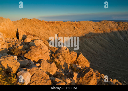 Felsen am Kraterrand am Meteor-Krater, auch bekannt als Barrenger Crater, in der Nähe von Winslow, Arizona Stockfoto