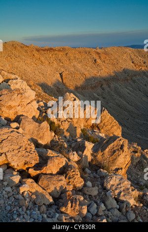 Felsen am Kraterrand am Meteor-Krater, auch bekannt als Barrenger Crater, in der Nähe von Winslow, Arizona Stockfoto